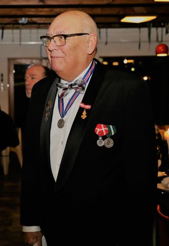 Formand, Vilhelm præsenterer sine medaljer og ordner